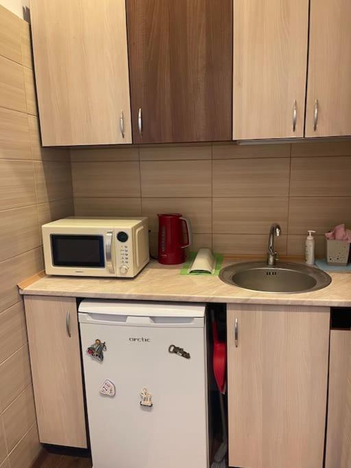 Lovely 1 Bedroom In Center Apartment *